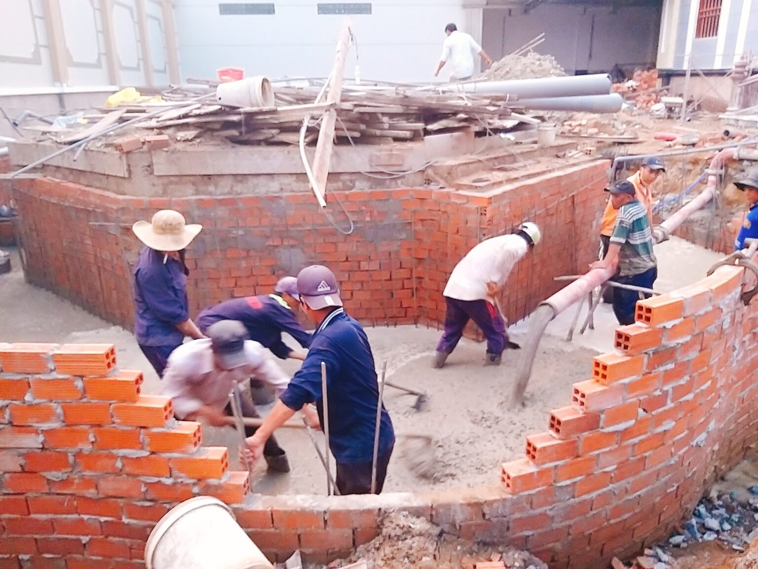 Tiến hành đổ phần đáy hồ